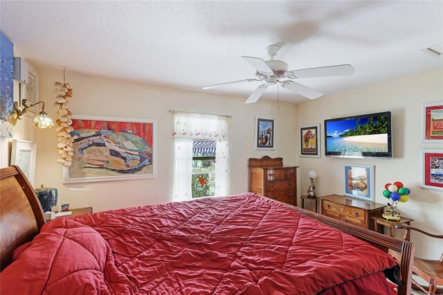 bedroom featuring ceiling fan and a textured ceiling