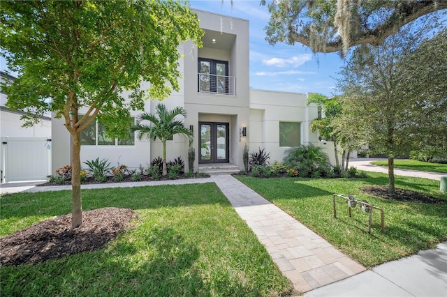 contemporary house featuring a front yard