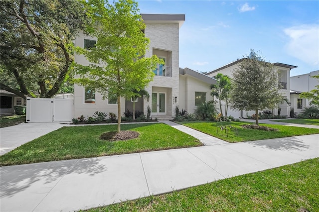 view of front of property featuring a front lawn