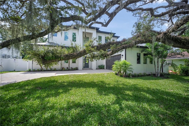 view of front of house featuring a front yard