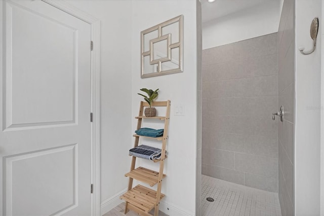 bathroom featuring a tile shower