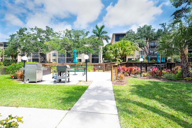 view of property's community featuring a lawn