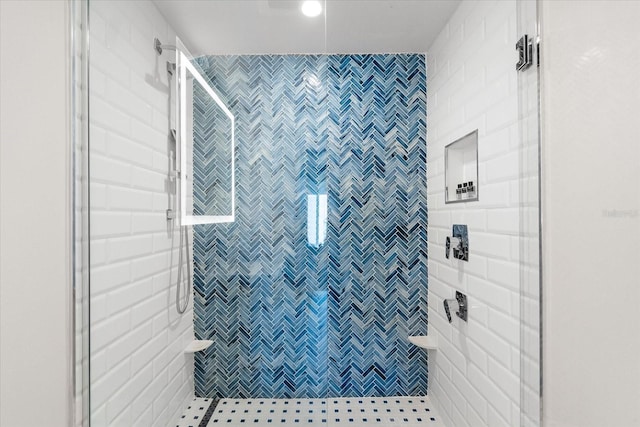 bathroom featuring a tile shower