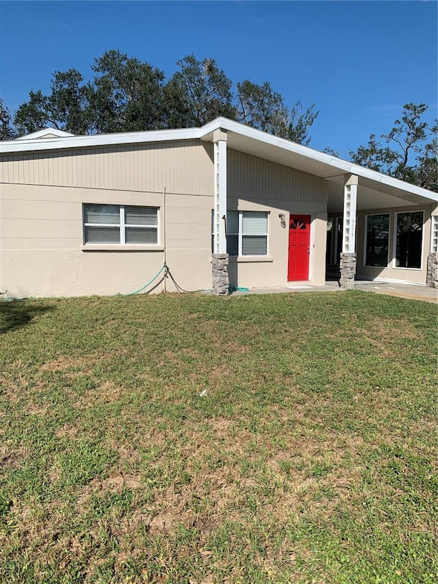 view of front of house featuring a front lawn