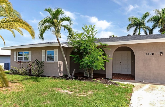 view of front of property featuring a front yard