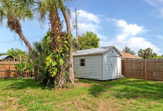 view of yard featuring a storage unit