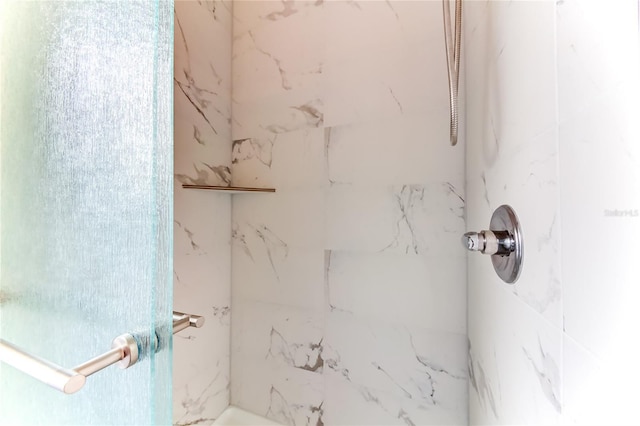 bathroom featuring a tile shower