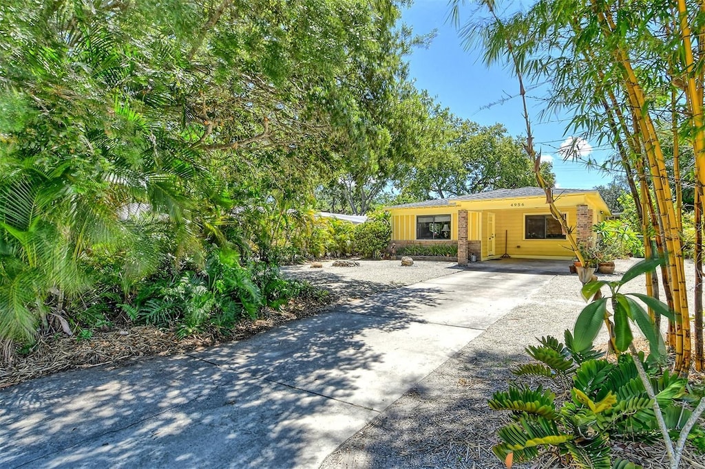 view of front of property featuring a carport