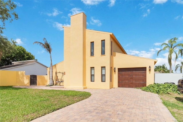 view of front facade featuring a garage and a front yard