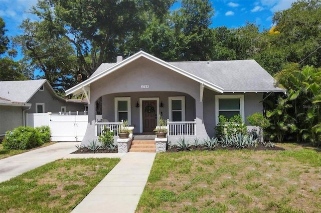 view of front of house featuring a porch and a front yard