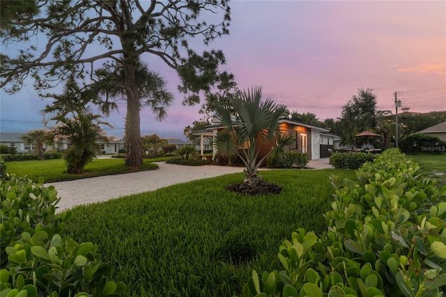 view of yard at dusk