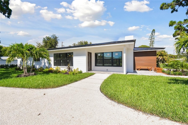 view of front of property featuring a front yard