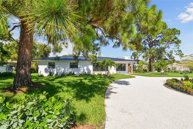 single story home featuring a front lawn