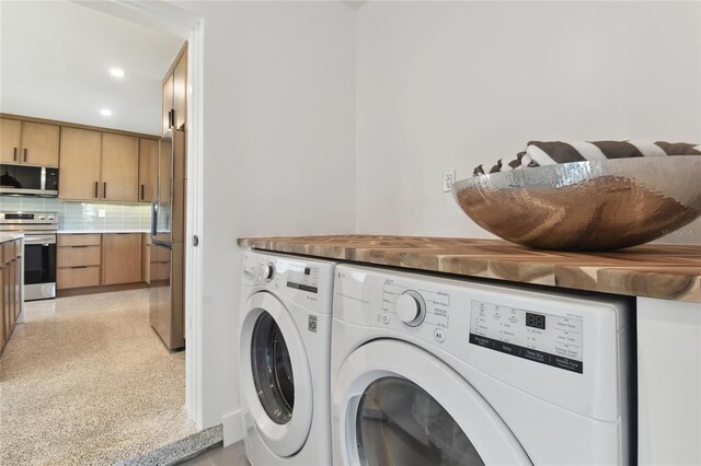 laundry room with washing machine and dryer