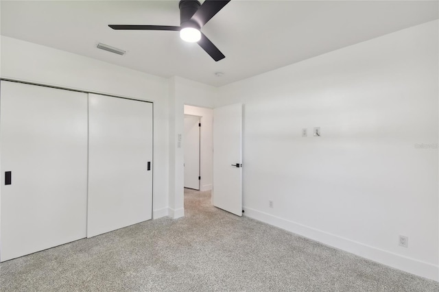 unfurnished bedroom featuring ceiling fan and a closet