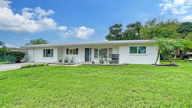 ranch-style house featuring a front lawn