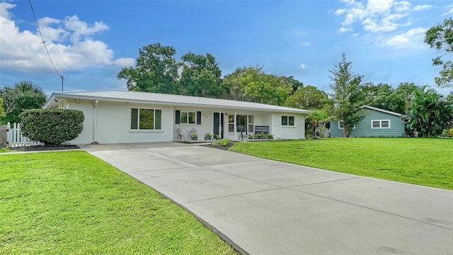 ranch-style house featuring a front yard