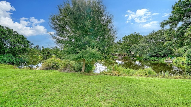 view of yard featuring a water view