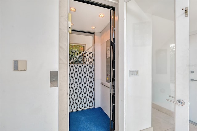 property entrance with elevator