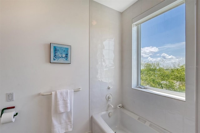 bathroom with tiled shower / bath