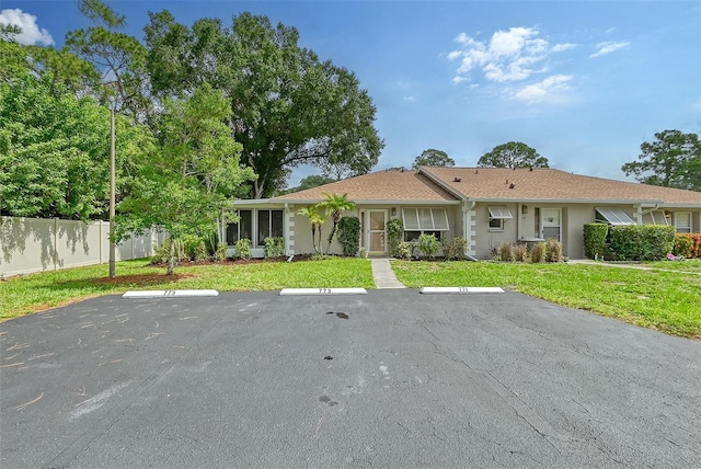 single story home featuring a front lawn