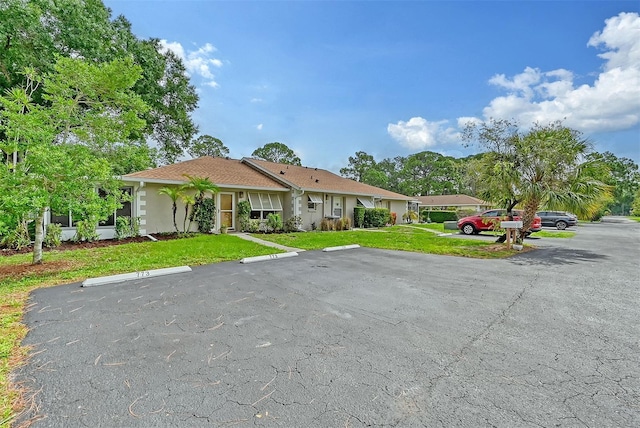 view of front of home featuring a front lawn