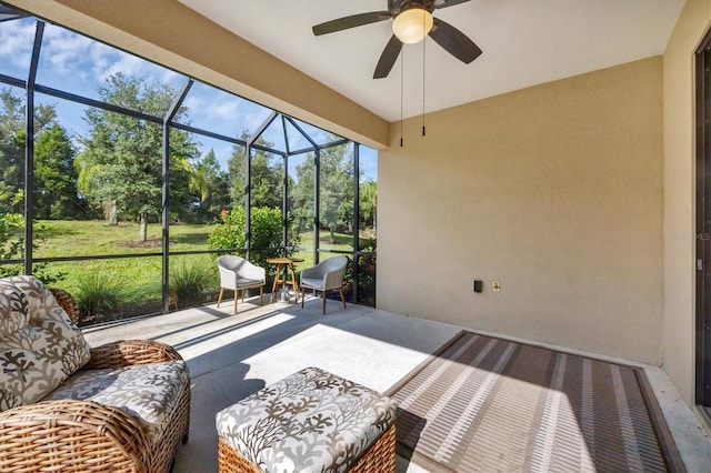 sunroom with ceiling fan