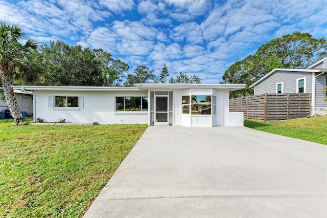 ranch-style home featuring a front lawn