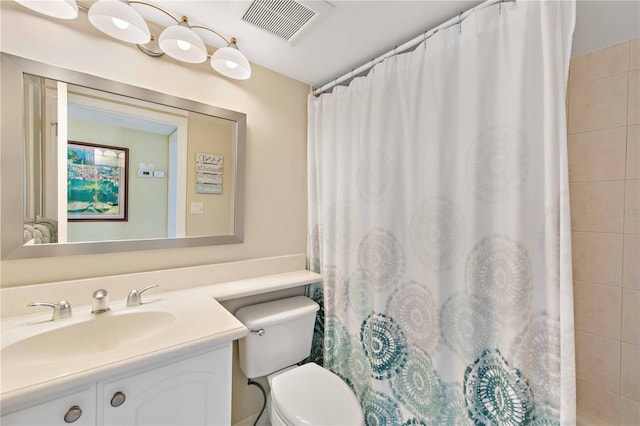 full bath with toilet, a shower with curtain, visible vents, and vanity