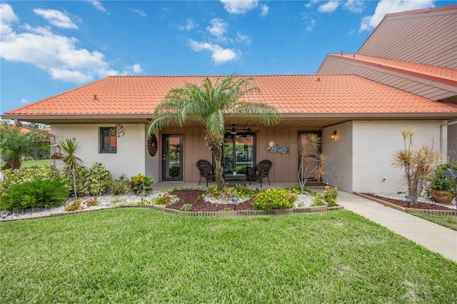 view of front of house featuring a front lawn