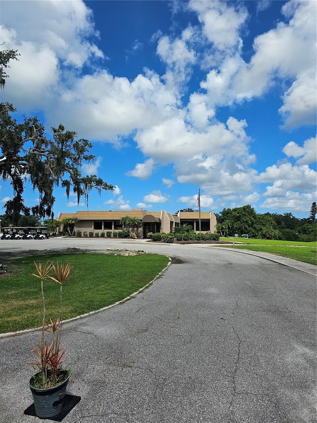 view of front of house featuring a front lawn