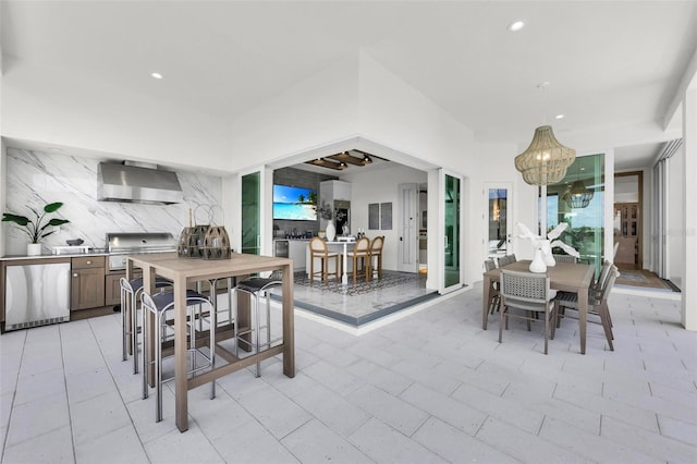 dining area with a notable chandelier