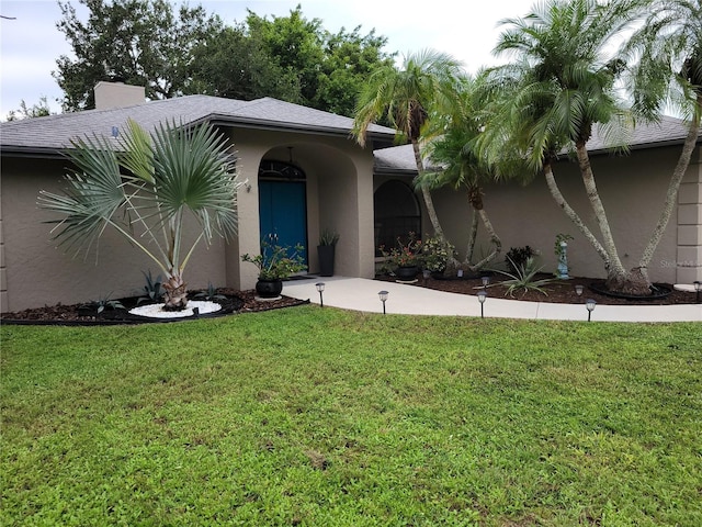 view of front facade featuring a front lawn