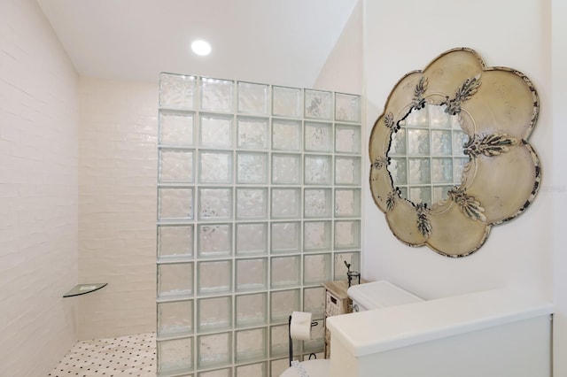 bathroom featuring tiled shower