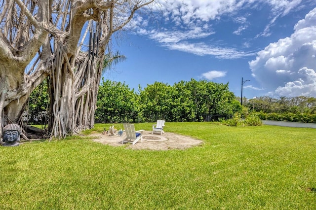 view of yard featuring a fire pit