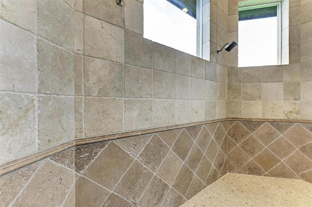 bathroom featuring a tile shower