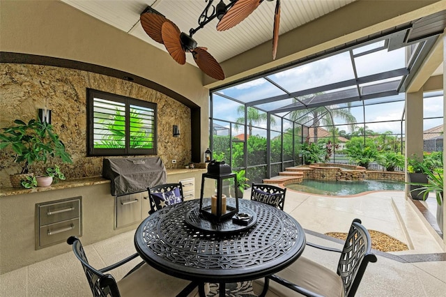 sunroom with ceiling fan