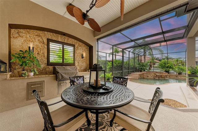 sunroom with ceiling fan