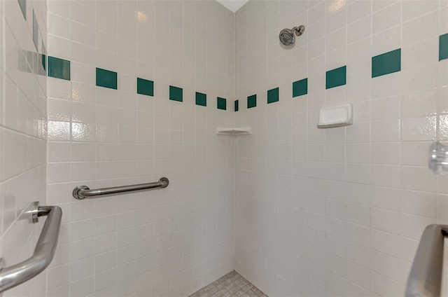 bathroom featuring a tile shower