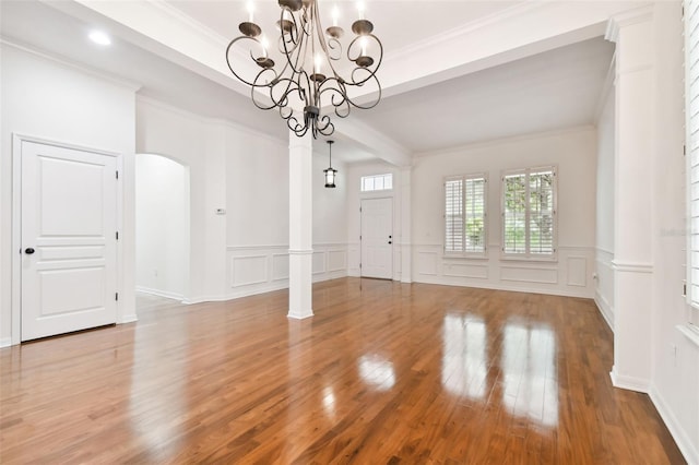 unfurnished room featuring ornamental molding, light hardwood / wood-style floors, and a notable chandelier