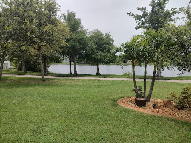 view of yard featuring a water view