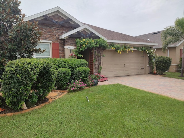 view of front facade featuring a garage and a front yard