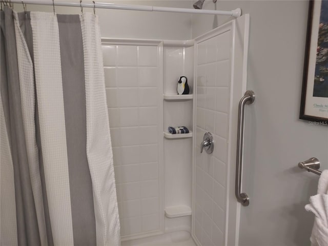 bathroom featuring a shower with shower curtain