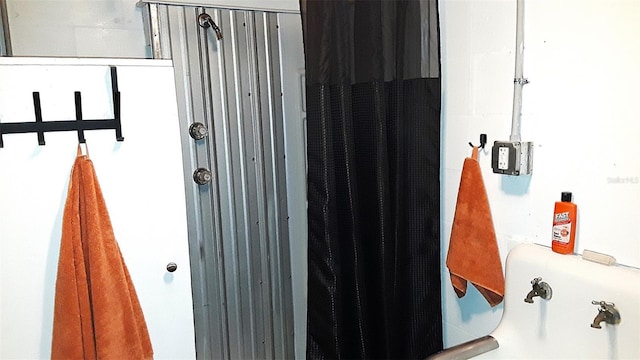 full bath featuring curtained shower