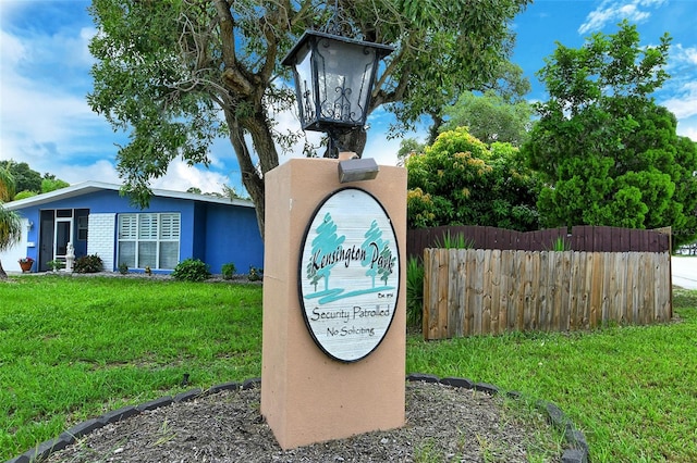 community / neighborhood sign featuring a lawn