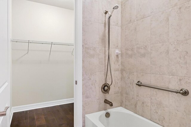 bathroom with tiled shower / bath