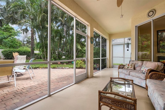 sunroom with ceiling fan