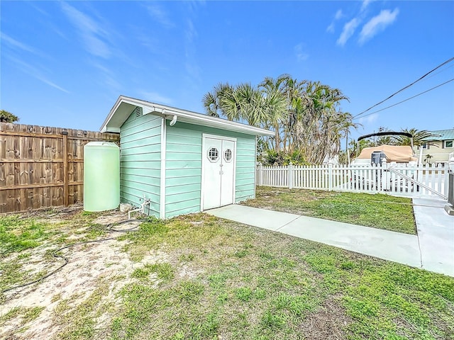 view of outdoor structure featuring a yard