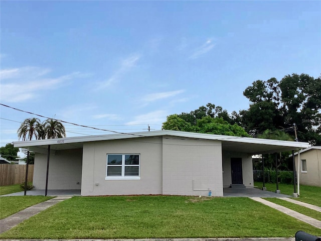 view of front of home featuring a front lawn and a carport