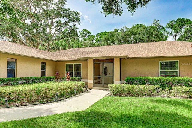 single story home featuring a front lawn